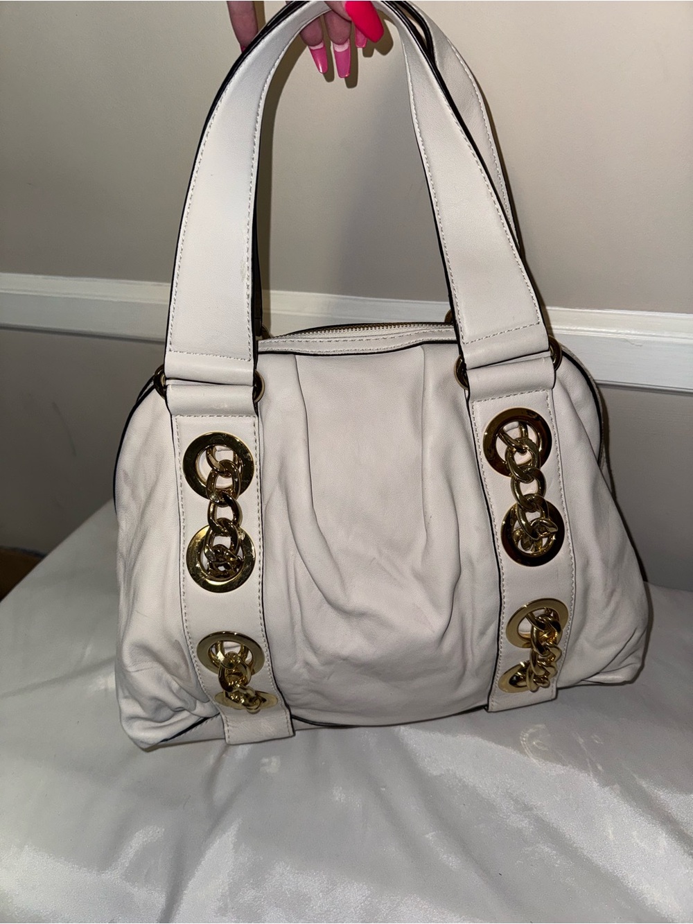 Michael Kors Elegant White Leather Handbag with Gold Chain Accents